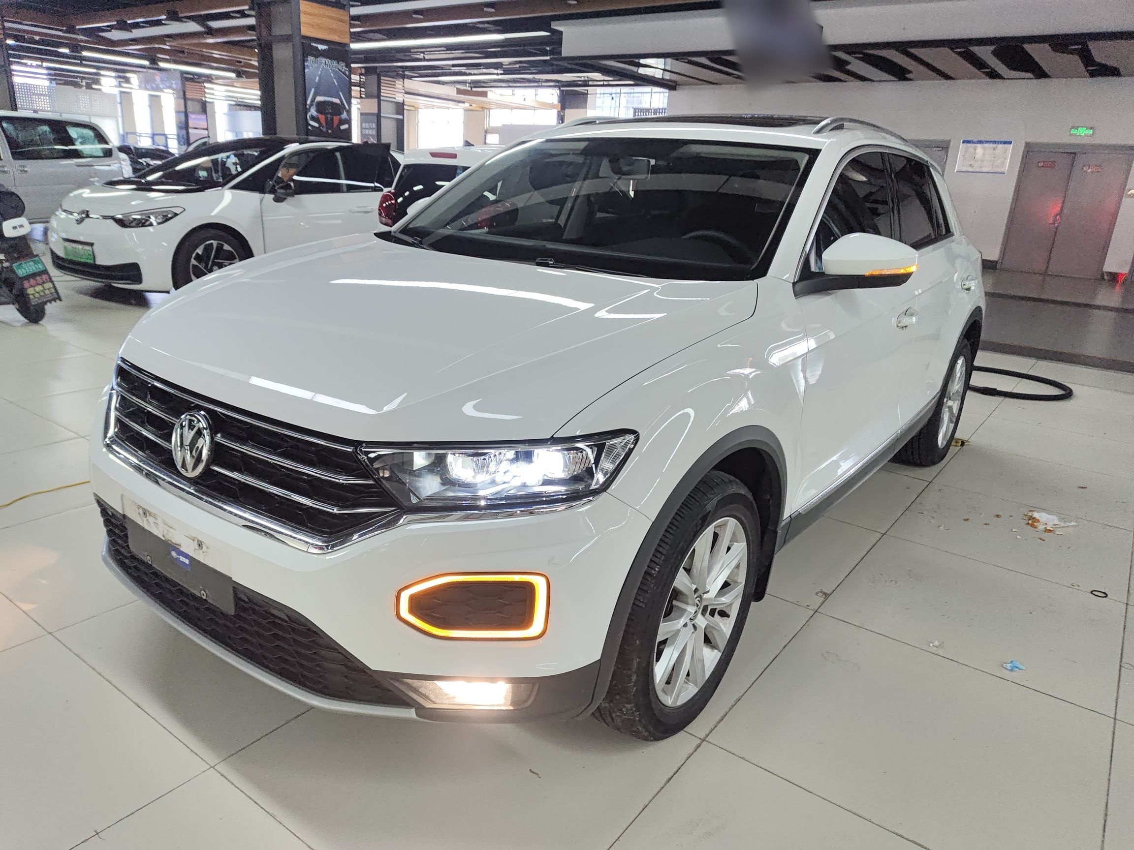 تحت مقدمة السيارة