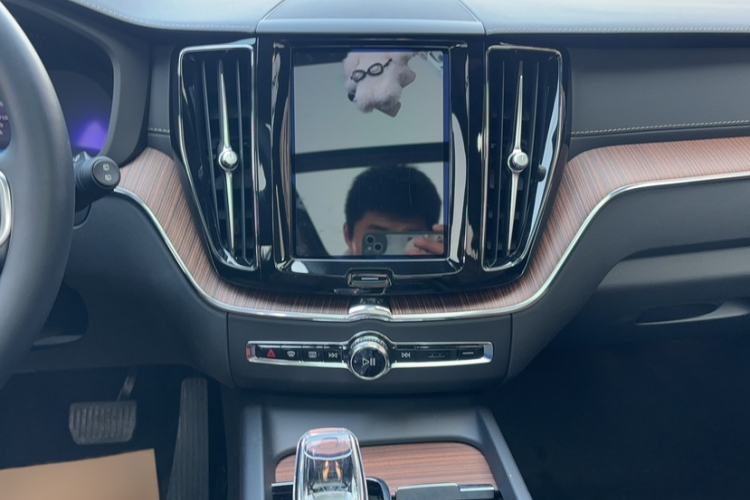 Used Volvo XC60 2023 B5 4x4 Smart Luxury Edition