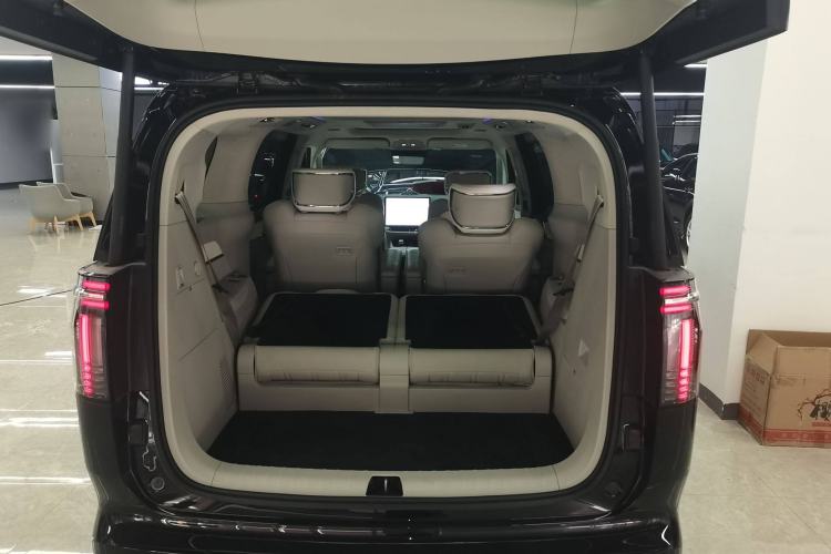 Used Volvo EM90 2025 Ultra Six-Seater
