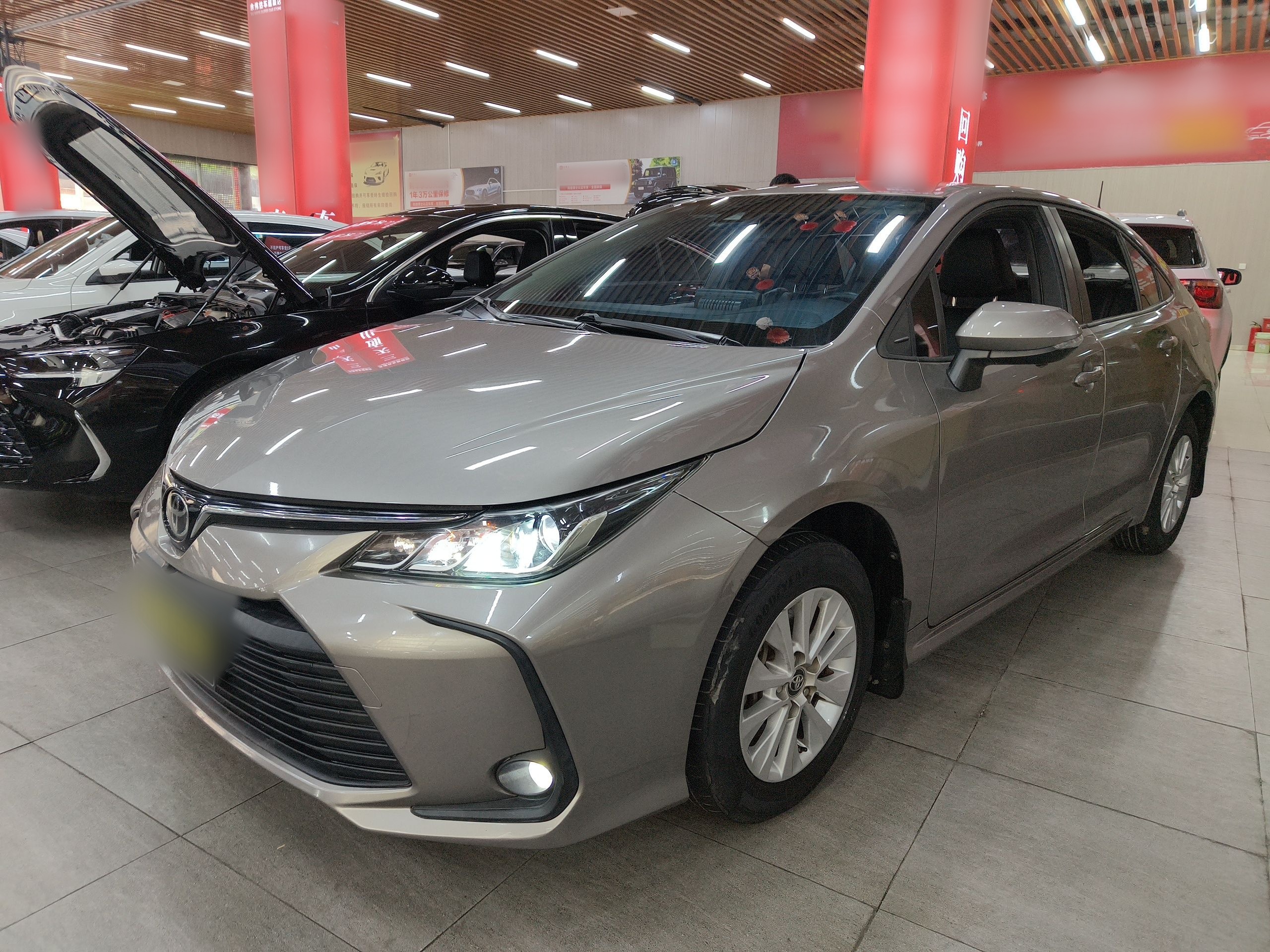 تحت مقدمة السيارة