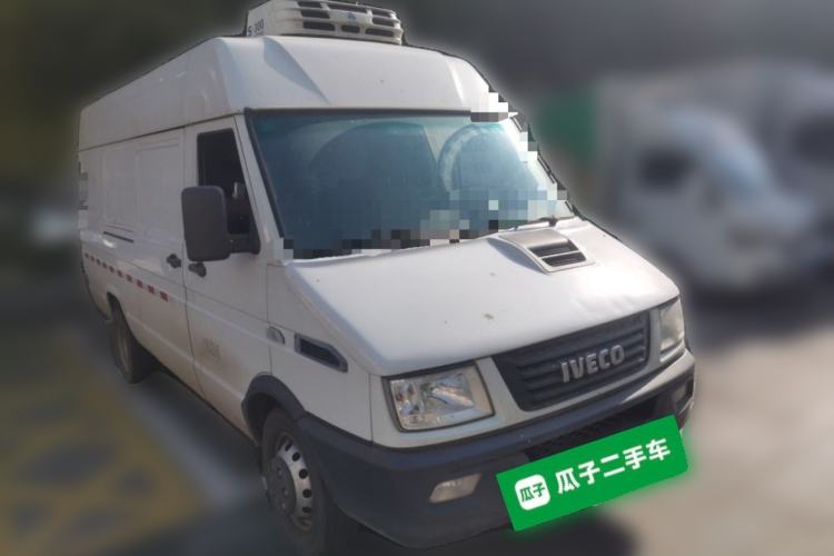 Used Iveco Daily 2023 2.5T V40 Van Long Wheelbase Mid-Roof Design Dual Tires Side-Swing Doors 2-3 Seater