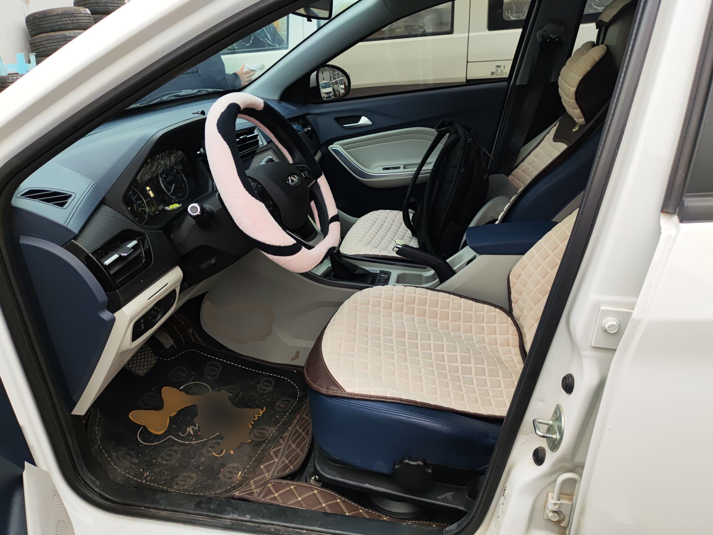 المقاعد الأمامية داخل السيارة