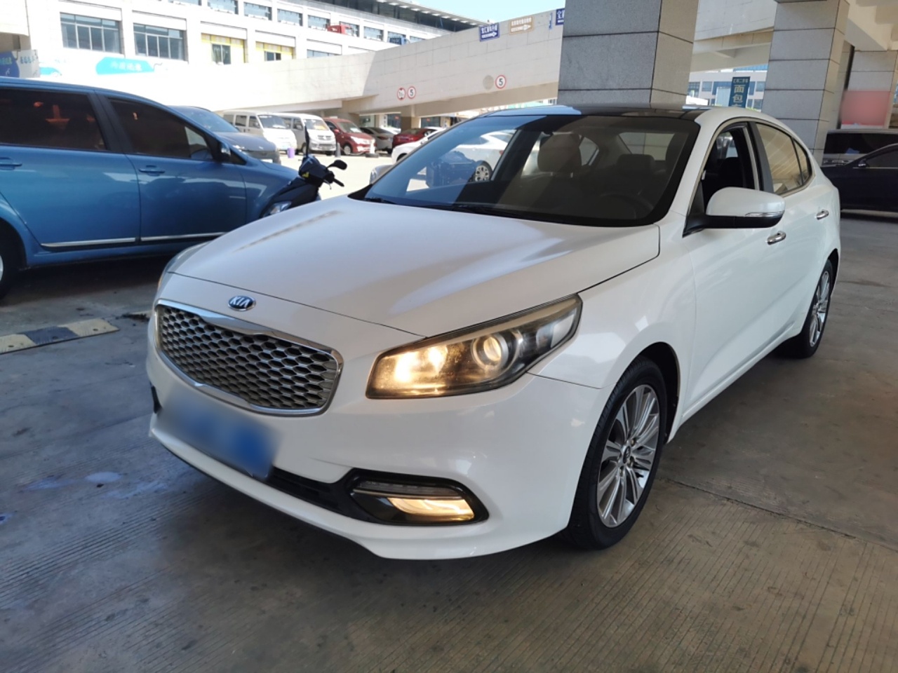 تحت مقدمة السيارة