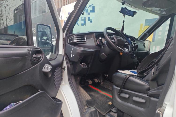 Used JMC Fushun 2022 2.0T Manual Multi-Function Passenger Vehicle Short Wheelbase Mid-Height Roof 6-Seater
