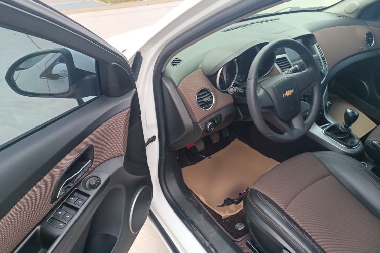 Used Chevrolet Cruze 2015 Hatchback 1.6L Manual Comfort Edition