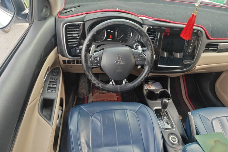 Used Mitsubishi Outlander 2016 2.4L 4x4 Elite Edition 5 Seats Steering Wheel