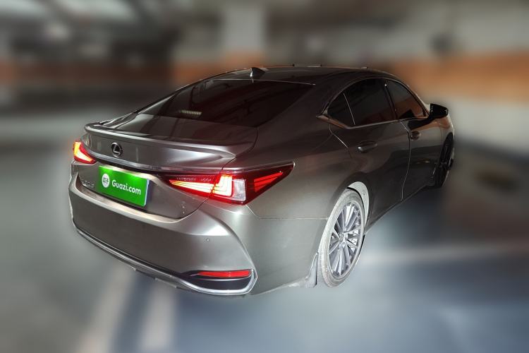 Used Lexus ES 2022 300h Deluxe Edition Rear Right 45 Deg