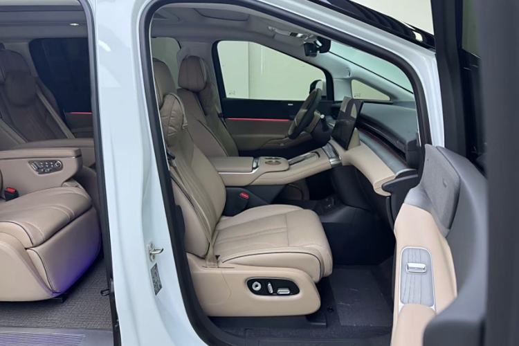 Used XPeng X9 2025 740 Ultra-Long Range Max
