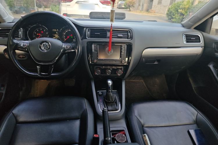 Used Volkswagen Sagitar 2018 1.6L Automatic Comfort Model Center Console