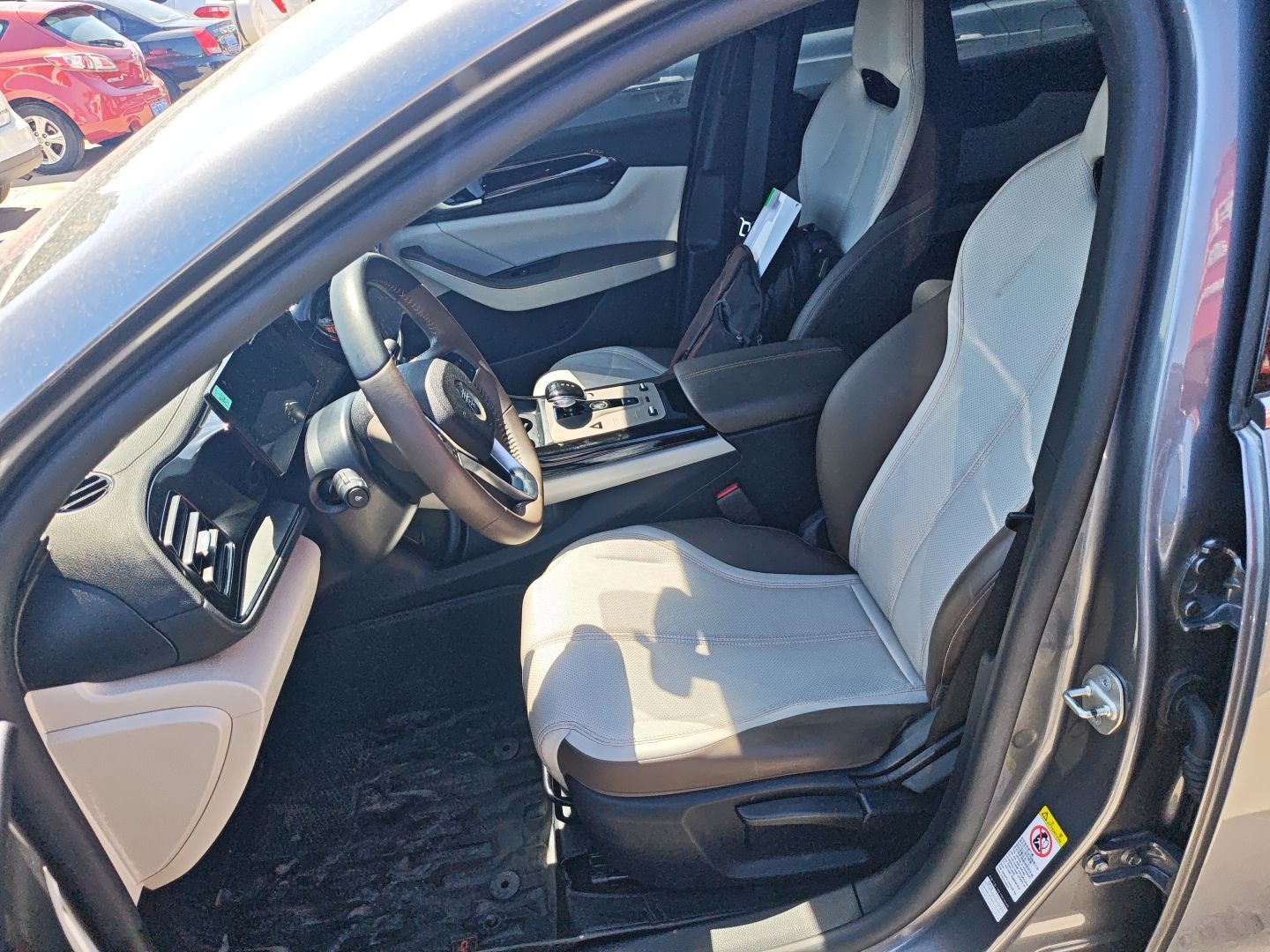 المقاعد الأمامية داخل السيارة