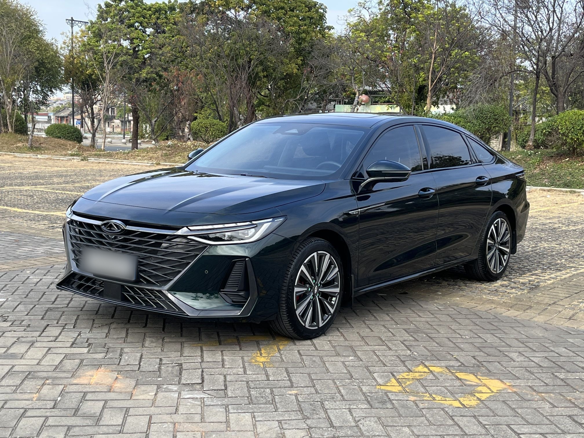 Под передней частью автомобиля