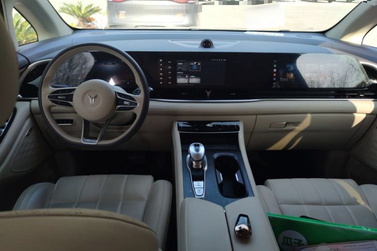 Used VOYAH Dream 2022 0-Carbon Edition Home+ Range Package 605 km Center Console