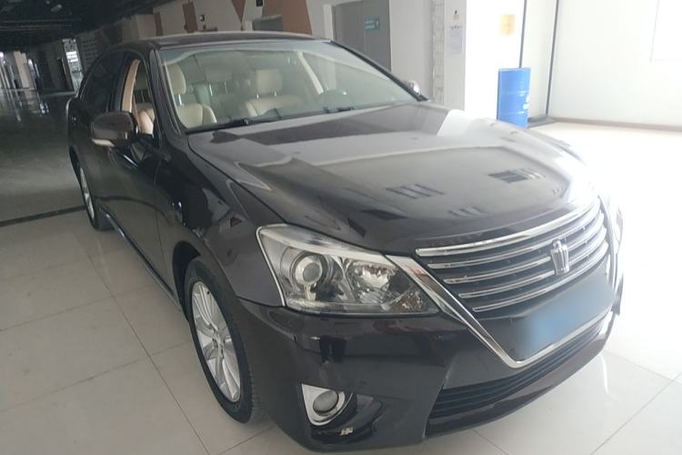 Used Toyota Crown 2012 2.5L Royal Leather Edition Front Right 45 Deg