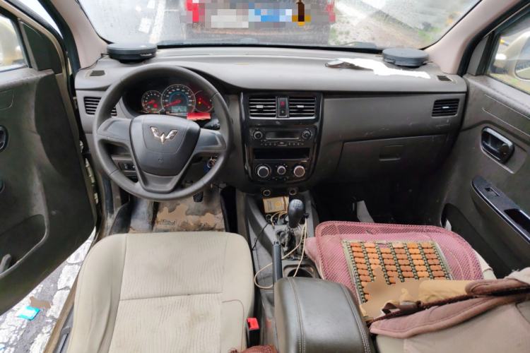 Used Wuling Rongguang V 2016 1.2L Standard Version Center Console