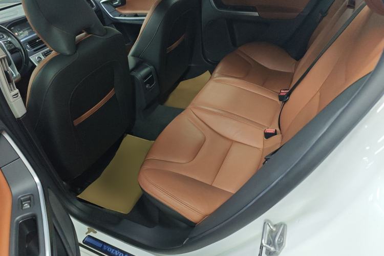 Used Volvo S60 2015 S60L 2.0T Zhiyuan Edition
