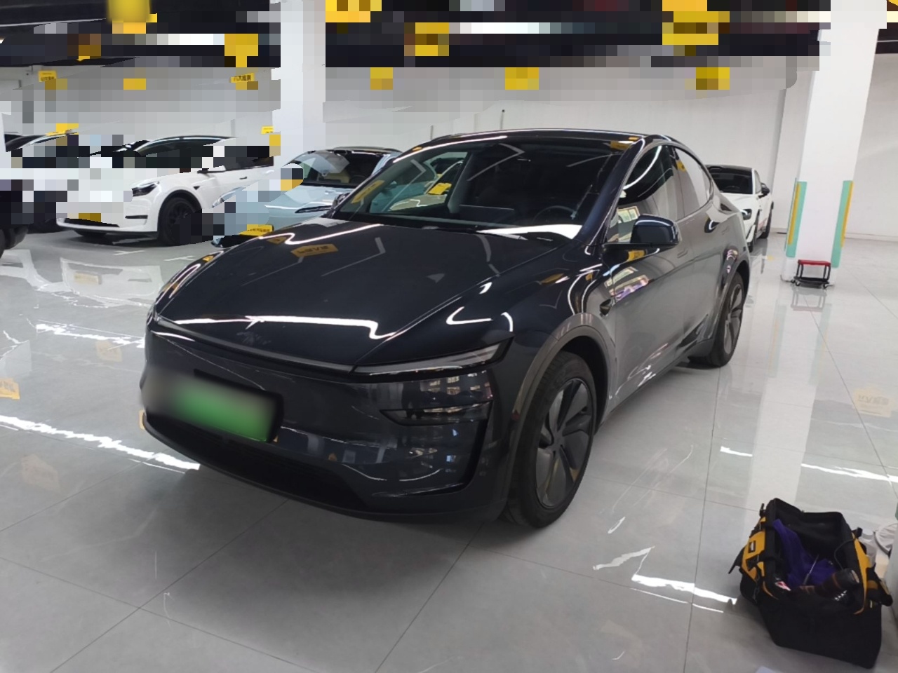 Unter der Vorderseite des Autos