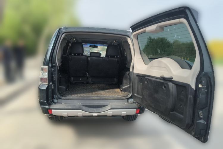 Used Mitsubishi Pajero 2011 3.0L Elite Edition Trunk