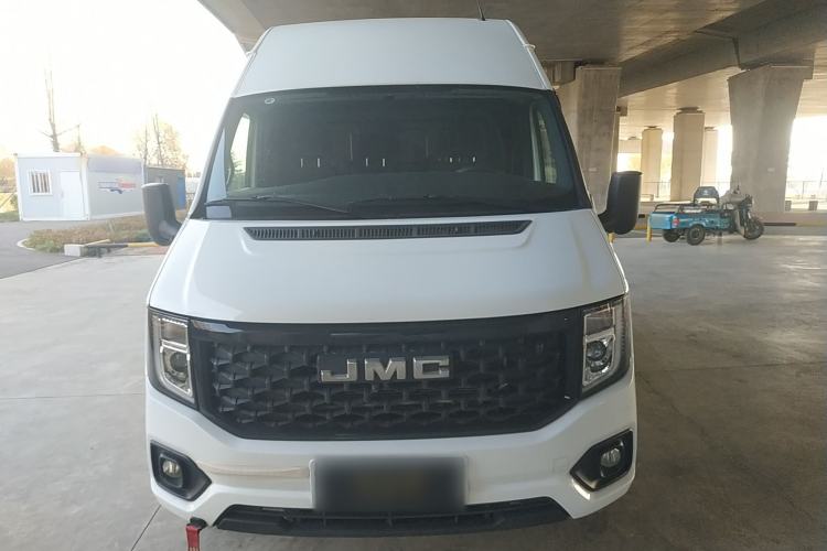 Used JMC Fushun 2023 2.0T Automatic Mid-Drive High-Roof Commercial Van Transport Vehicle with 2/3 Seats
