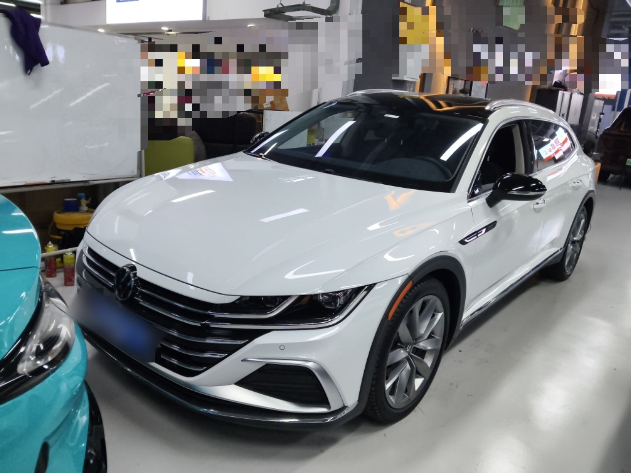 Под передней частью автомобиля