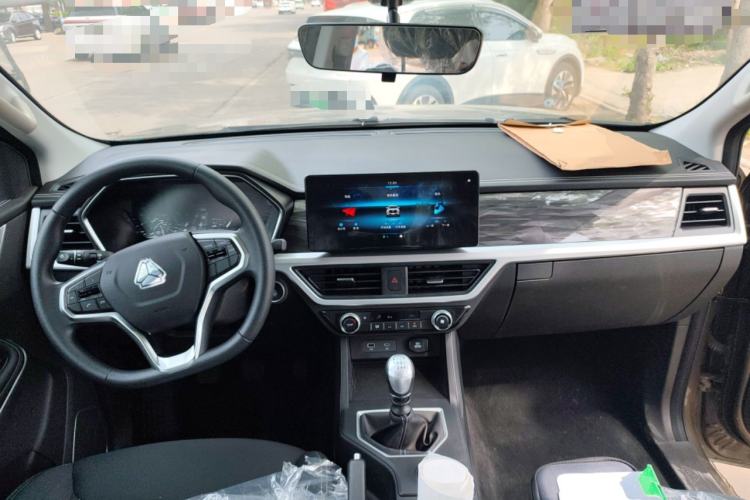 Used Sinotruk BOLDEN 2024 Commercial 2.0T Manual Diesel 4x4 Long Wheelbase Youth Edition
