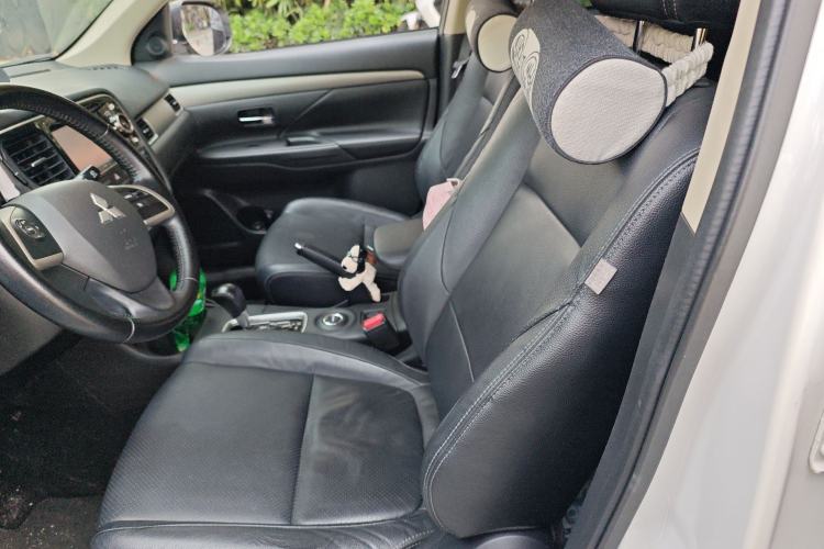 Used Mitsubishi Outlander 2013 2.4L Four-Wheel Drive Luxury Navigation Version 7 Seats Left Front Seat