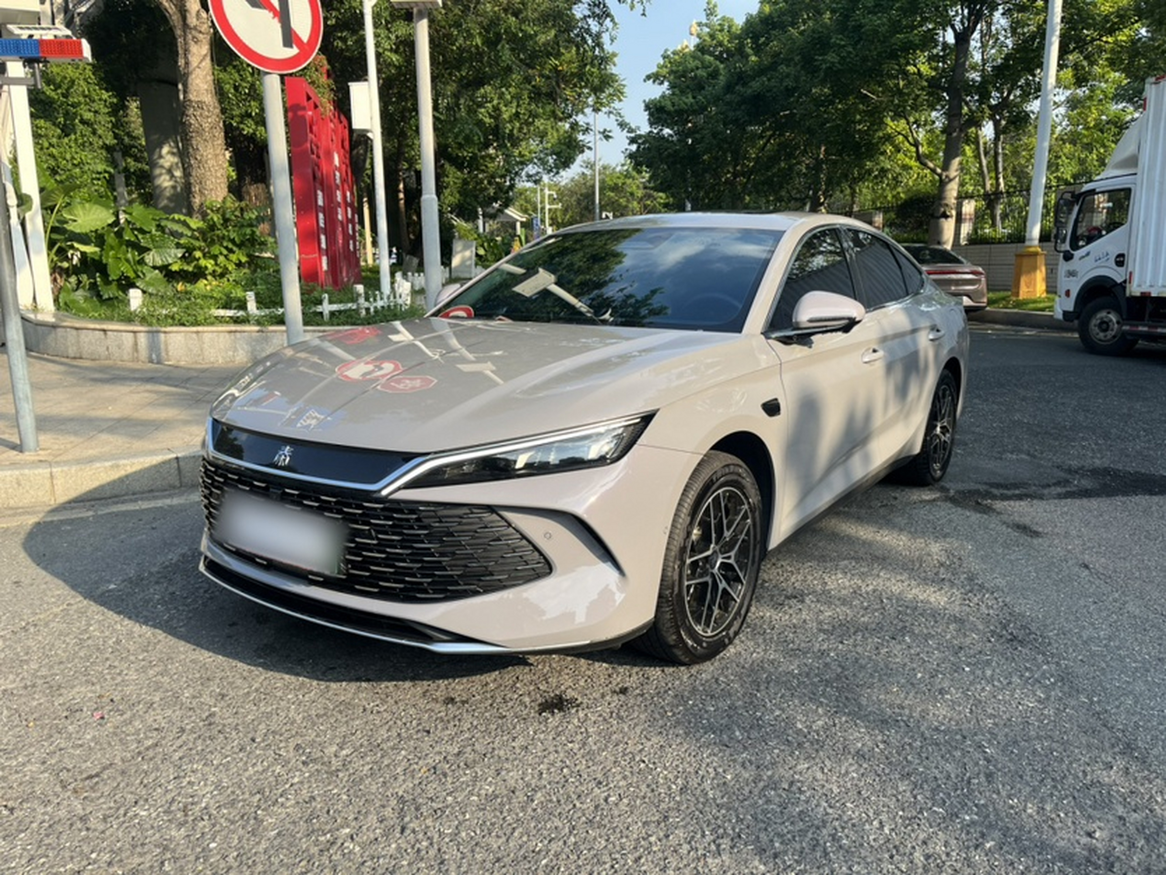 Unter der Vorderseite des Autos