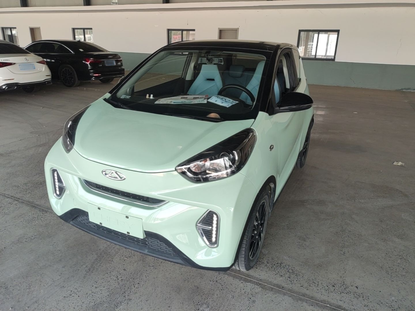 Sob a frente do carro