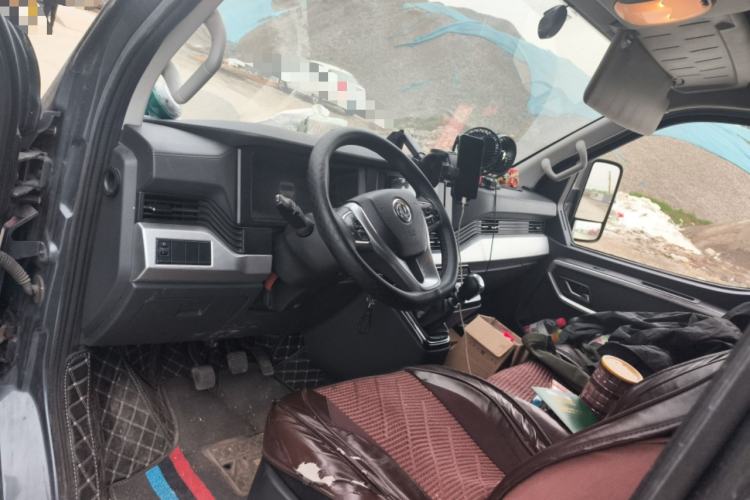 Used Dongfeng Yufeng 2023 V9+ 2.3T Manual Rear-Drive Dual Rear Tires Long Wheelbase High-Roof 3-Seater Cargo Van Center Console