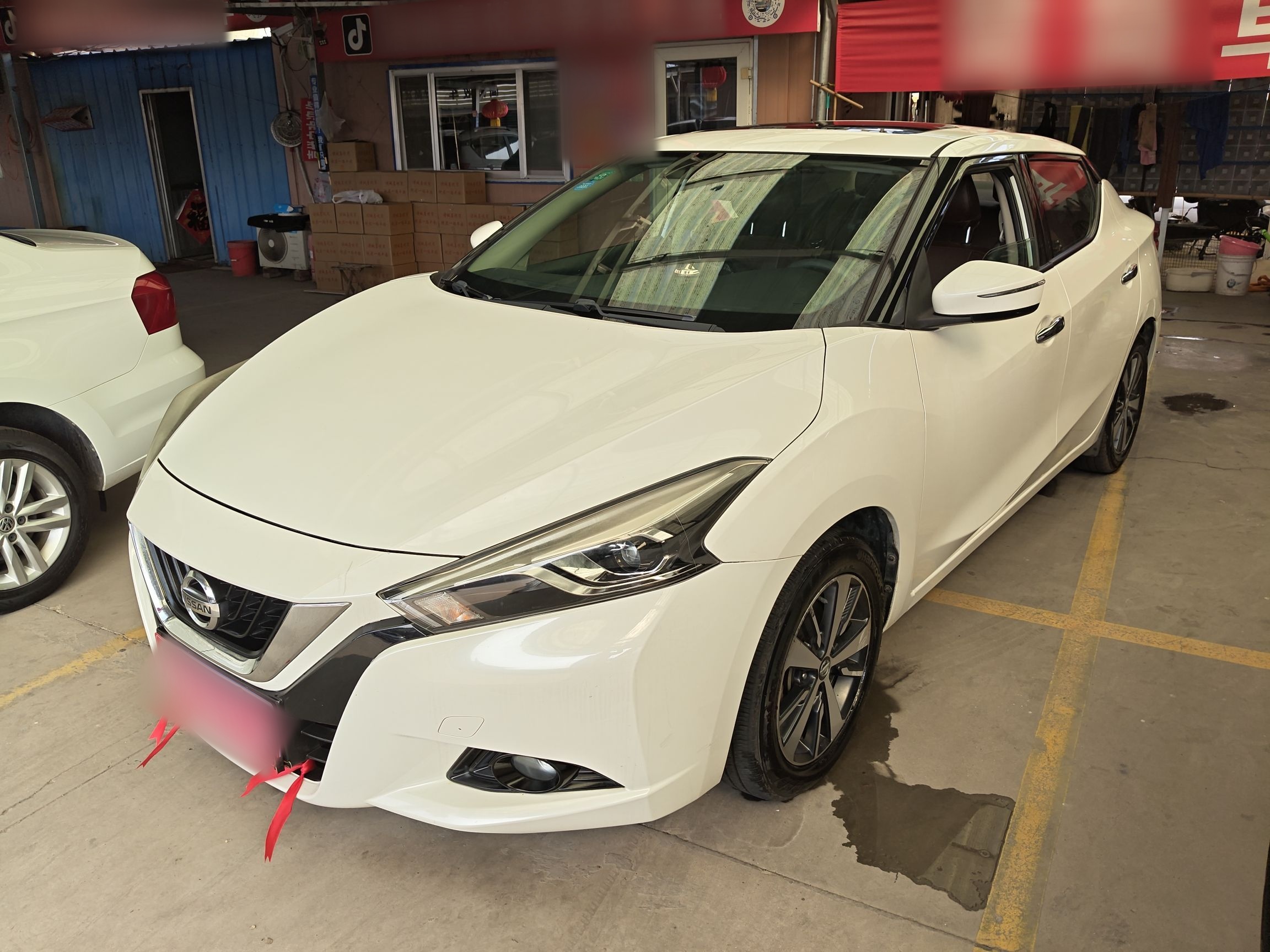 تحت مقدمة السيارة