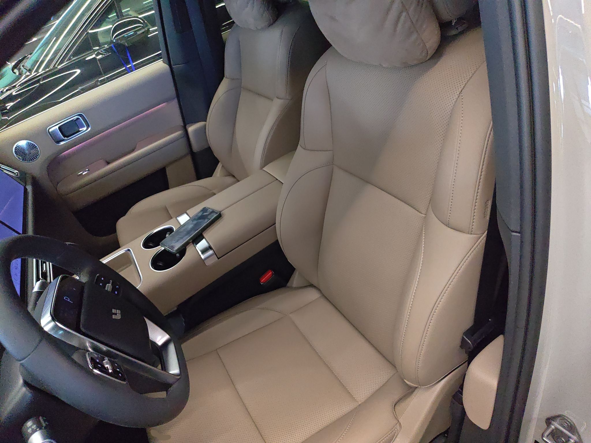 المقاعد الأمامية داخل السيارة