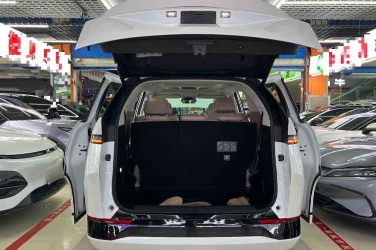 Used XPeng X9 2024 702 Ultra-Long Range Pro Trunk