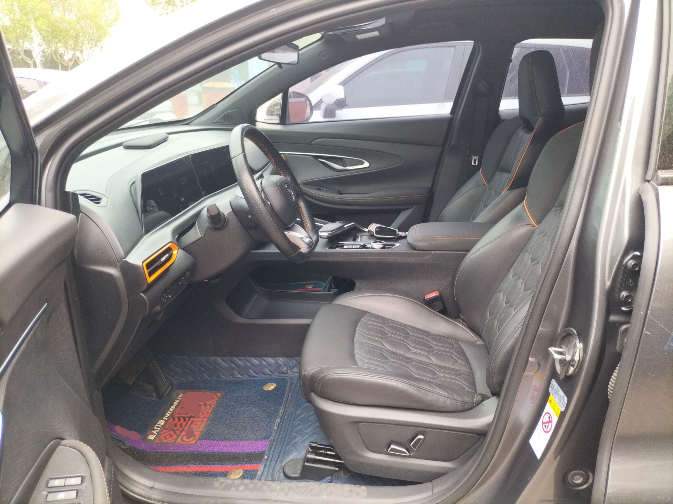 المقاعد الأمامية داخل السيارة