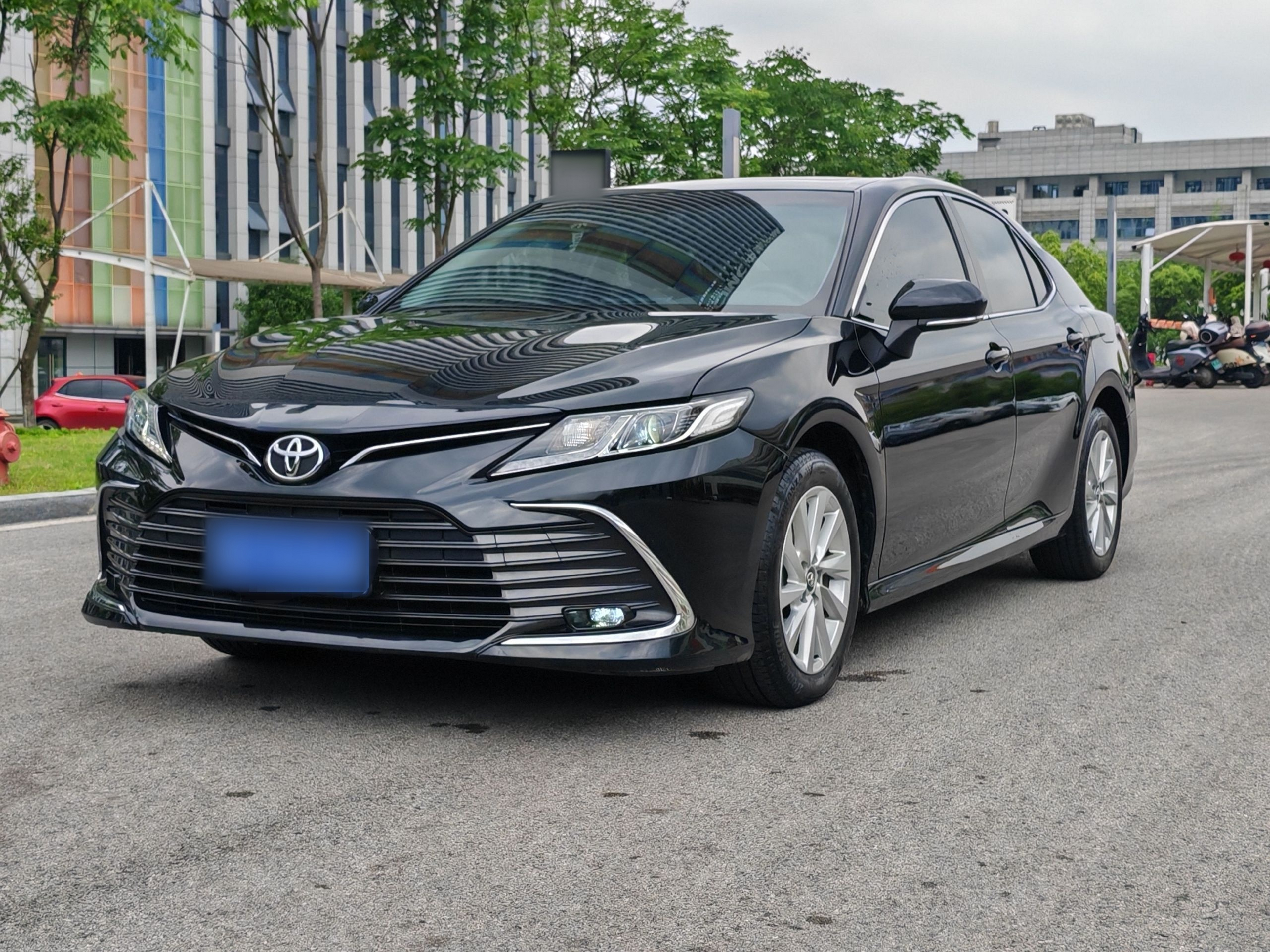 Под передней частью автомобиля
