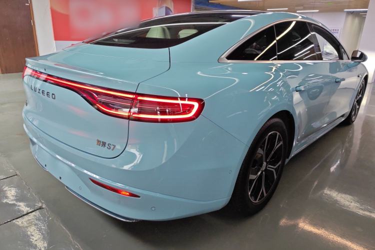 Used Hima Luxeed S7 2025 855 km Max
