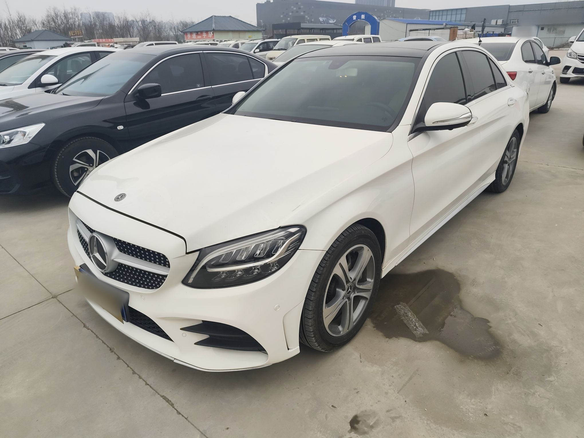 Под передней частью автомобиля