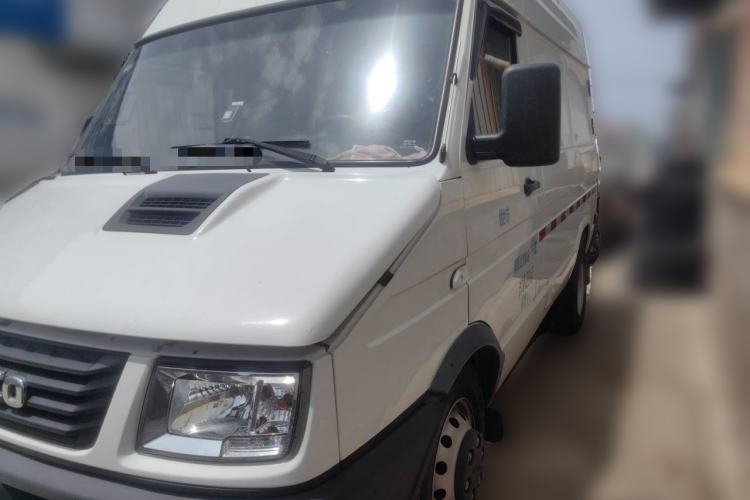Used Iveco Daily 2020 2.8T V35 Box Truck with Dual Tires Mid-Roof Design 3 Seats Emission Standard China V