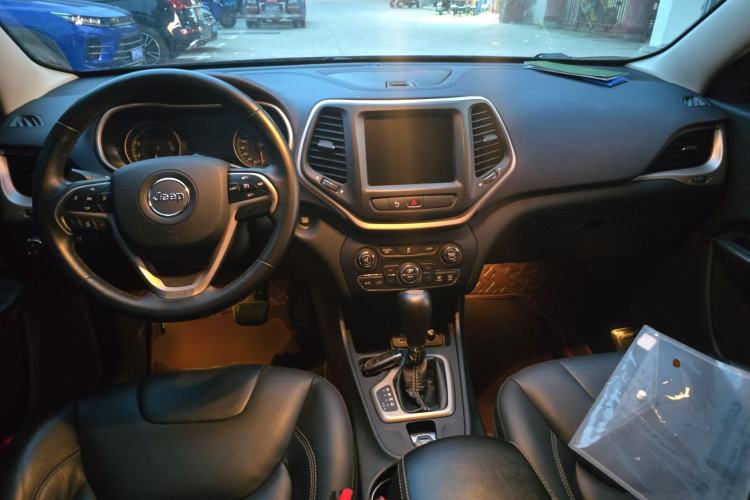 Used Jeep Cherokee 2017 2.0L Superior Edition
