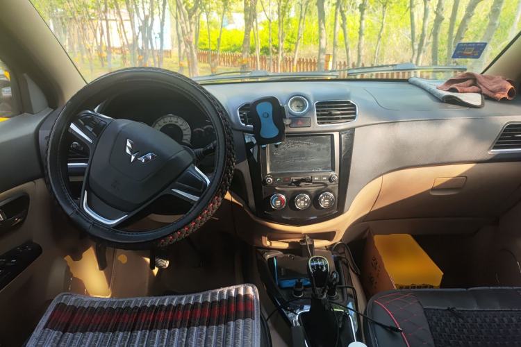 Used Wuling Hongguang 2014 1.5L S Luxury Model Center Console