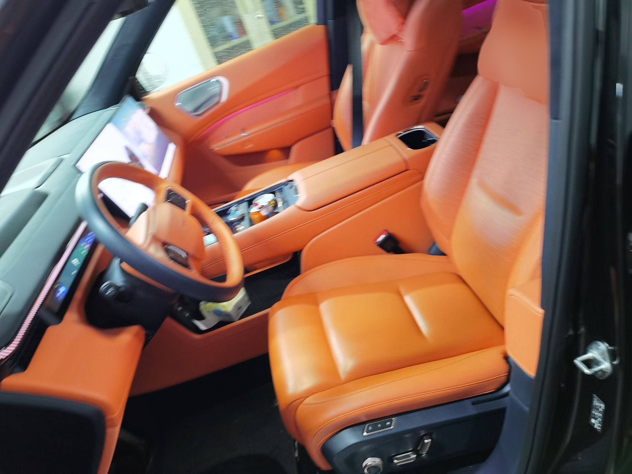 المقاعد الأمامية داخل السيارة