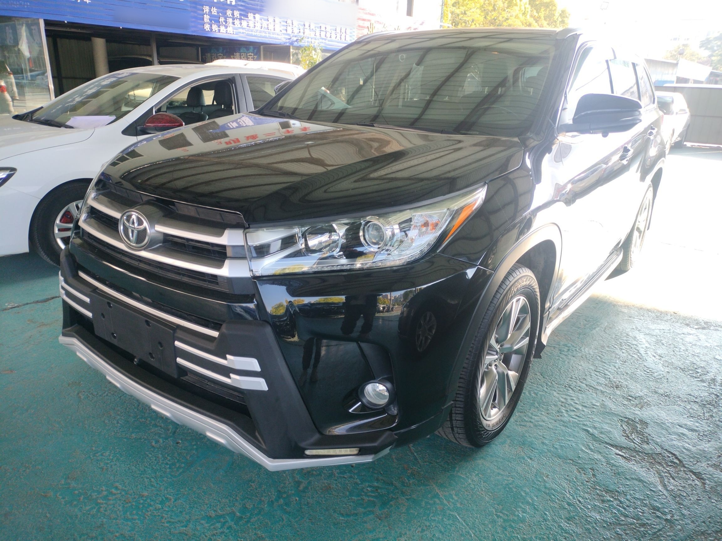 Под передней частью автомобиля