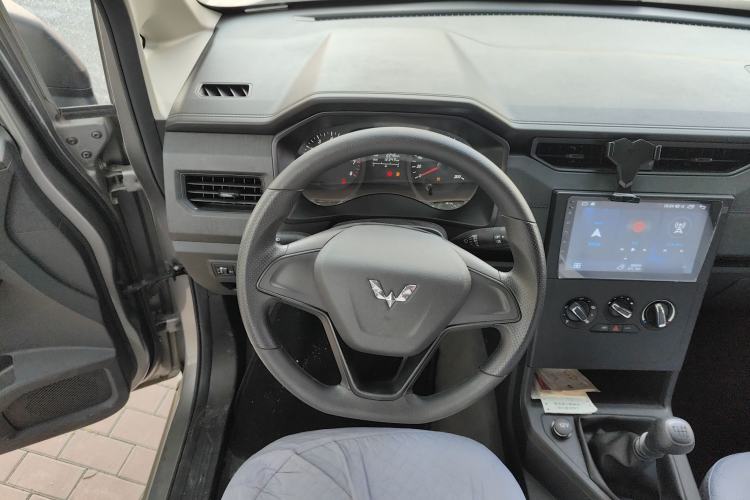 Used Wuling Hongguang PLUS 2019 1.5T Manual Standard Edition 5 Seats Steering Wheel