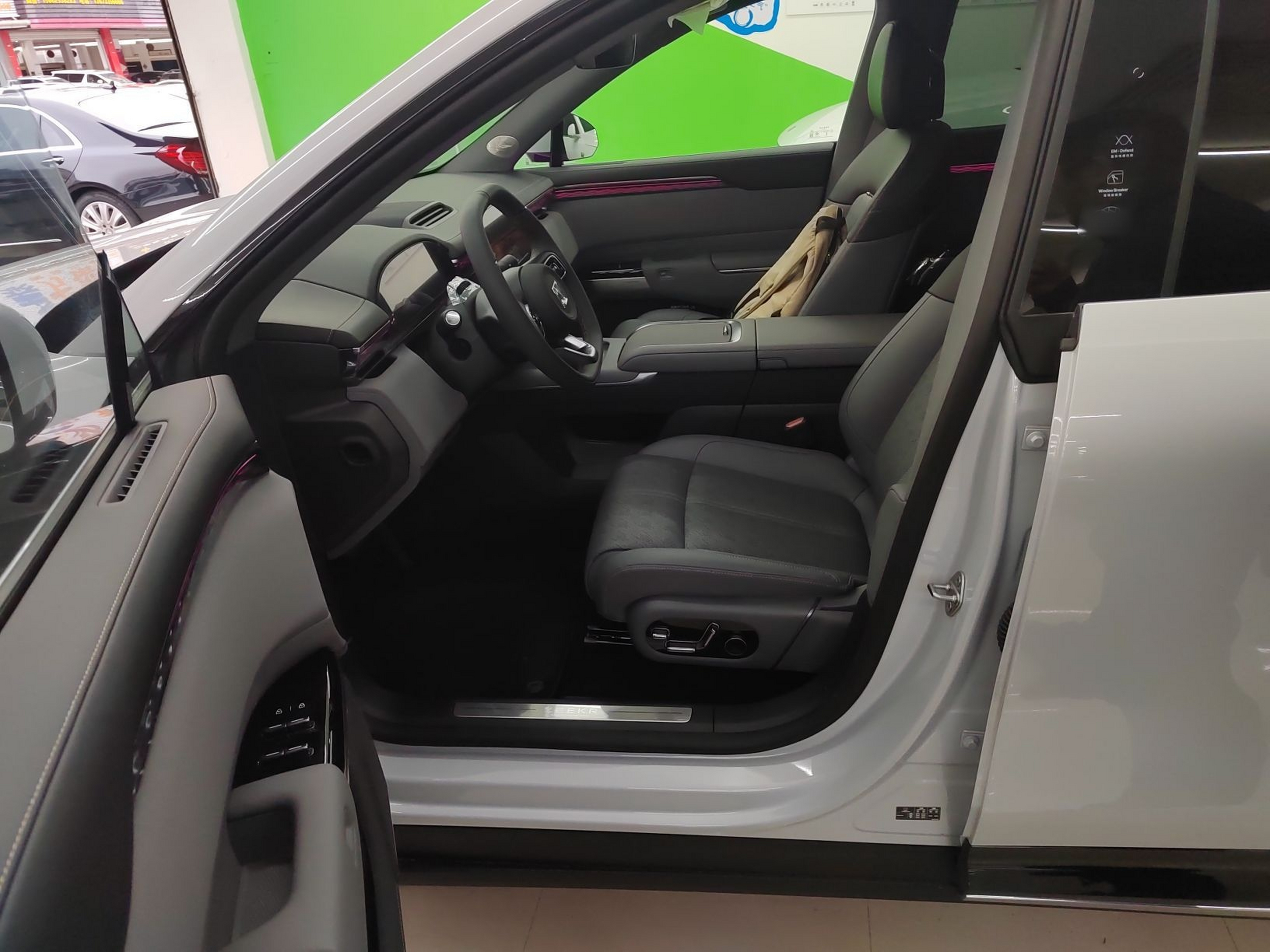 المقاعد الأمامية داخل السيارة