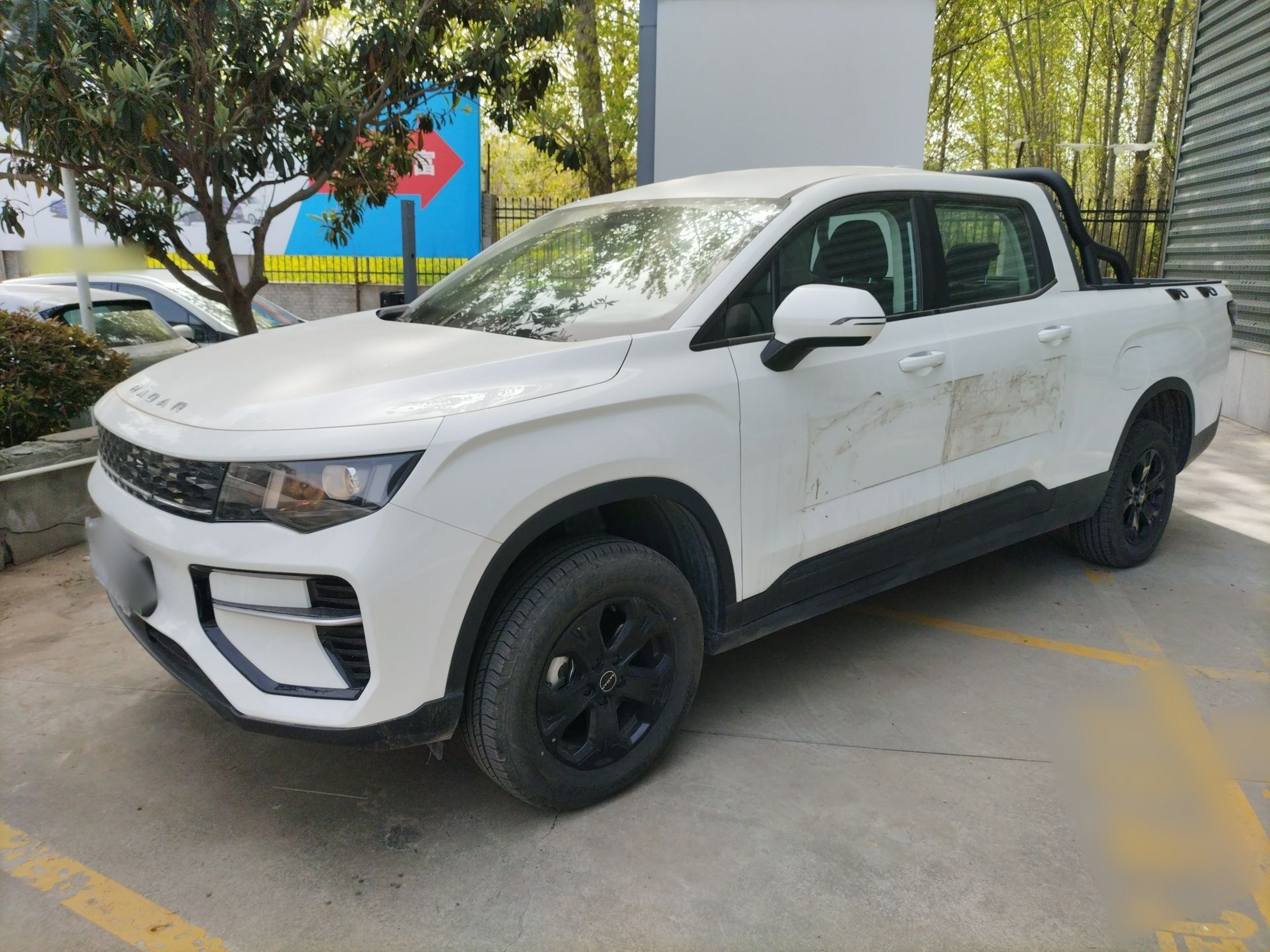 Под передней частью автомобиля