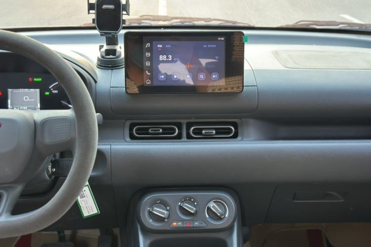 Used Wuling Hongguang New Energy 2025 Extended-Range Hybrid 50KM Comfort Version Audio And AC Panel