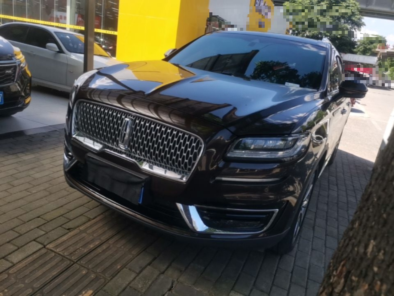 Под передней частью автомобиля