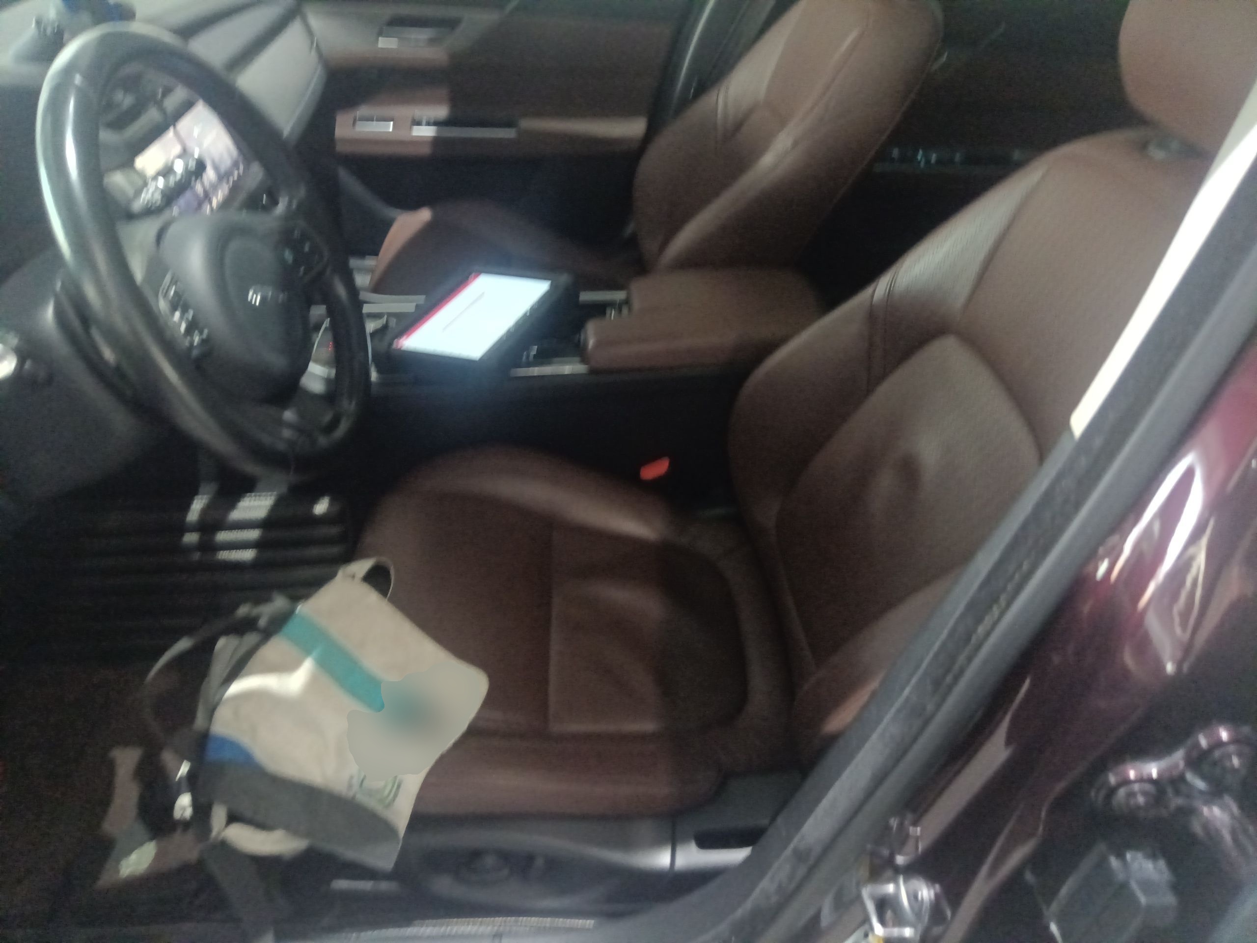 المقاعد الأمامية داخل السيارة