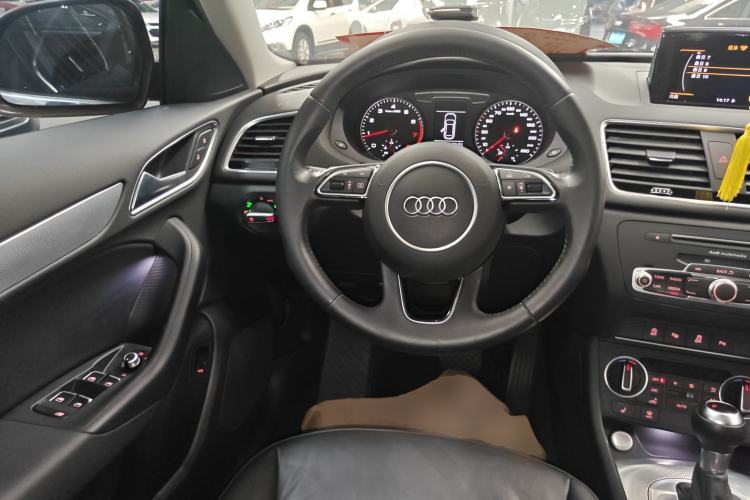 Used Audi Q3 2017 35 TFSI Style Edition Steering Wheel