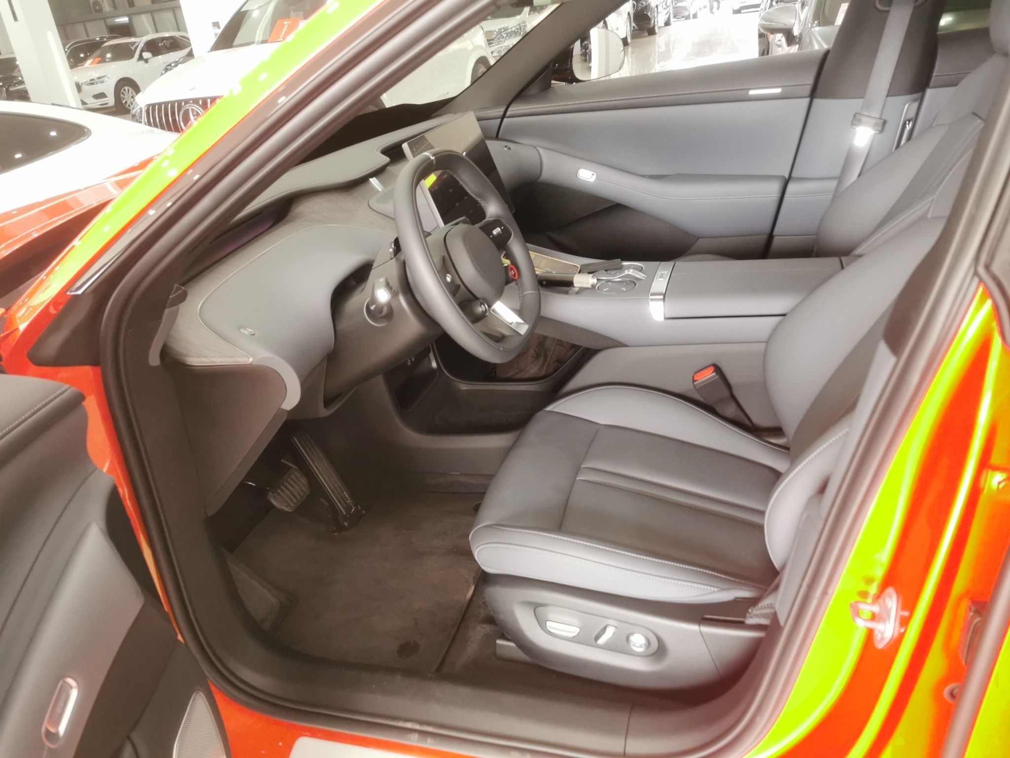 المقاعد الأمامية داخل السيارة