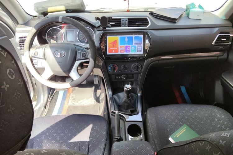 Used Great Wall Wingle 5 2017 2.0T European-spec Diesel Two-Wheel-Drive Entry-Level Big Double-Cab GW4D20D Center Console