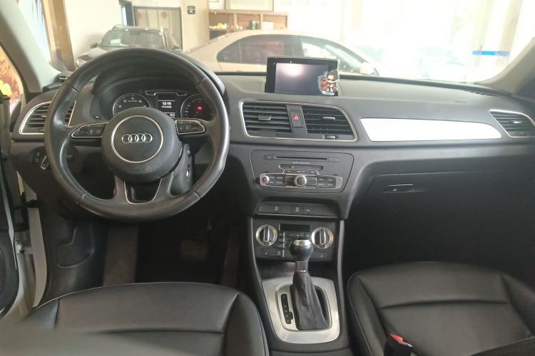 Used Audi Q3 2015 35 TFSI Comfort Model Center Console